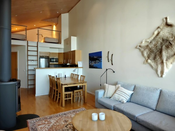 Vardagsrum och kök i öppen planlösning